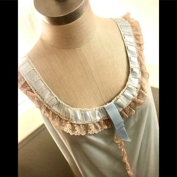 OOAK RARE VINTAGE LIKE NEW!! Blue Full Lace Robe and Gown Set - Picture 7 of 16